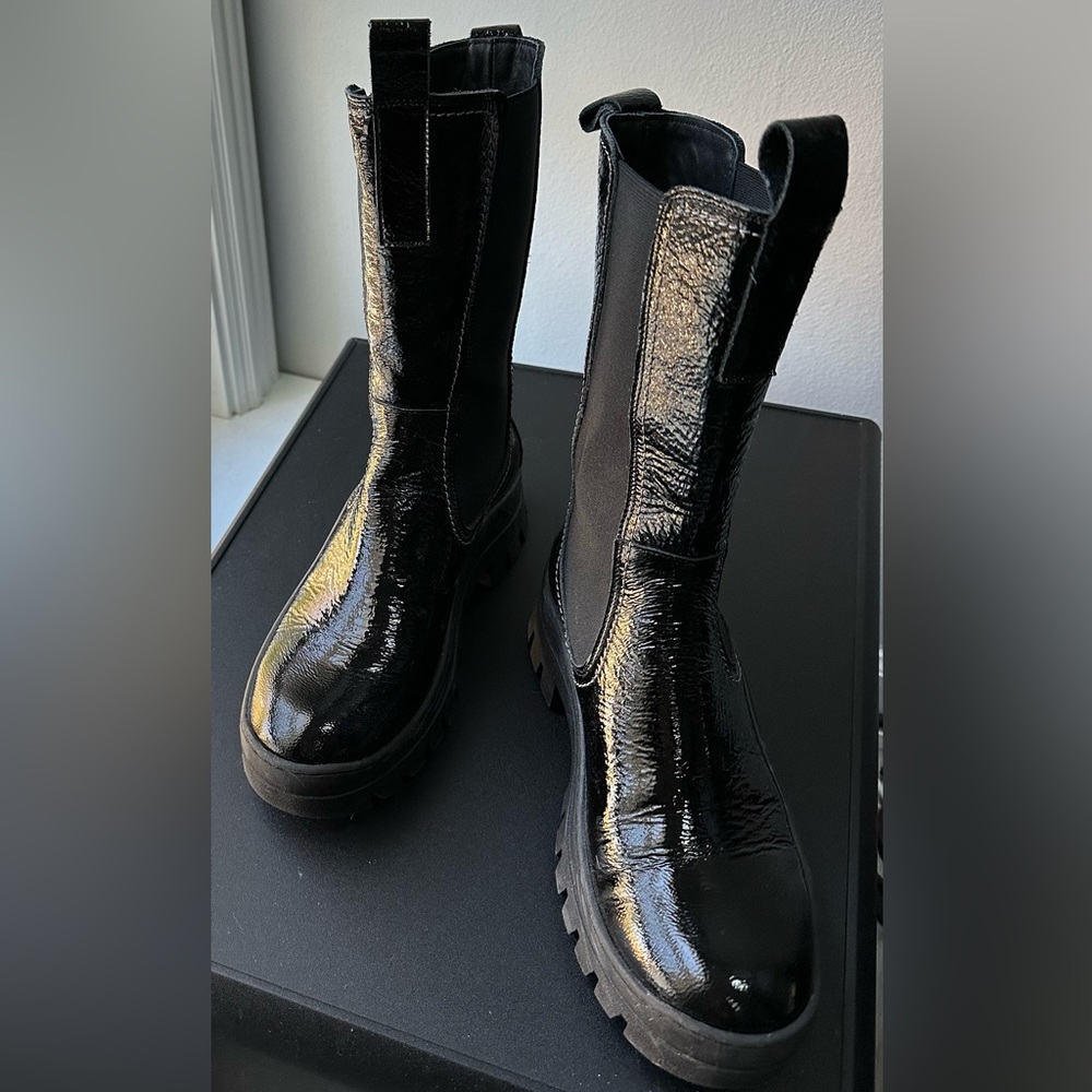 Alohas Women's Crinkle Black Patent,Side Zip Chunky Boot, Size US 7/ EUR 38 NEW